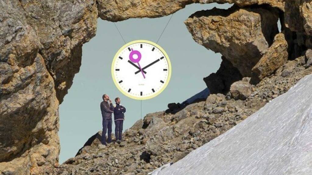 Die Uhr wird eine Woche vor dem 31. Juli 2021 in Einzelteilen den Berg hochgetragen.