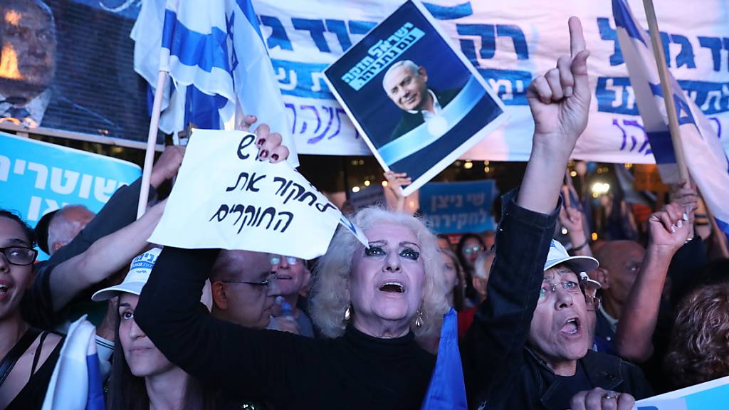 Tausende Anhänger Benjamin Netanjahus drücken in Tel Aviv ihre Unterstützung für den israelischen Ministerpräsidenten aus. Netanjahu steht unter Korruptionsanklage. (Foto: Abir Sultan/EPA keystone)