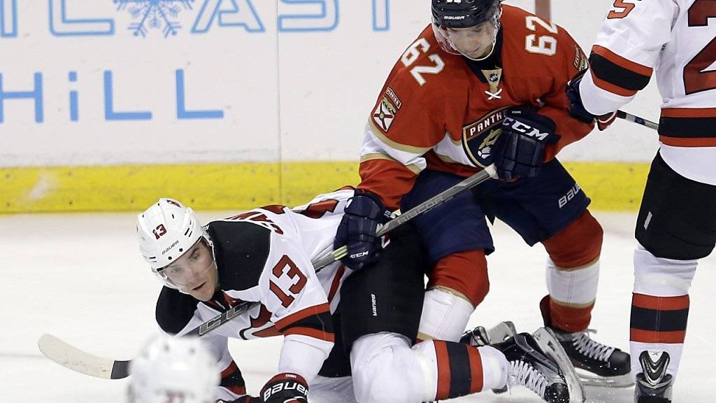 NHL-Debütant Denis Malgin (Nummer 62) von den Florida Panthers checkt New Jerseys Michael Cammalleri