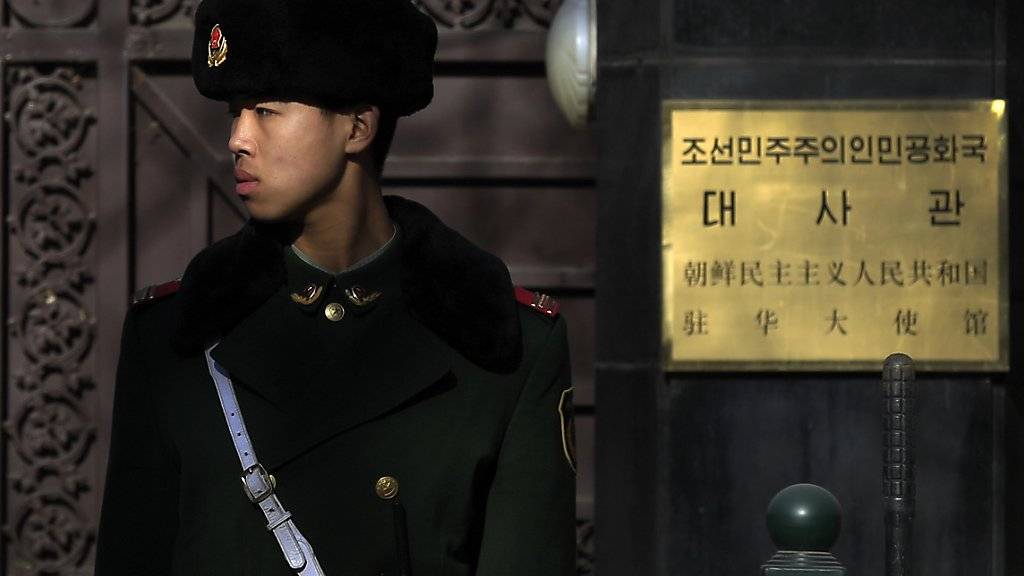 Sanktionen: China setzt Strafmassnahmen gegen Nordkorea um. (Archivbild der nordkoreanischen Botschaft in Peking)