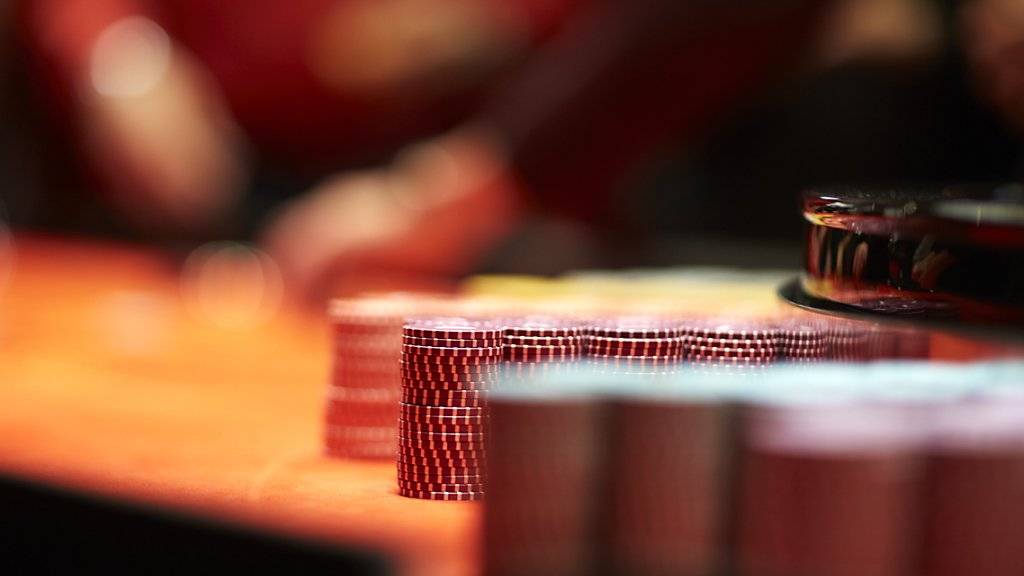 Geld-Jetons auf einem Casino-Spieltisch (Symbolbild)