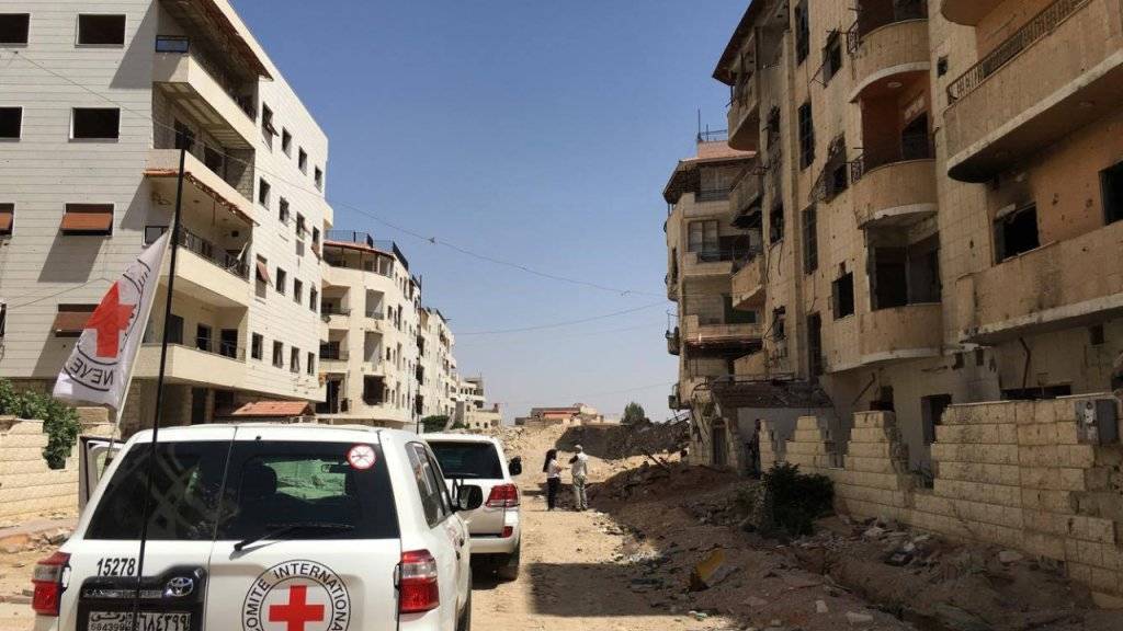 IKRK-Konvoi in einem Vorort der syrischen Hauptstadt Damaskus: Die UNO bemüht sich darum, Hilfsgüter in weitere Orte bringen zu können - notfalls auch per Luft. (Archivbild)