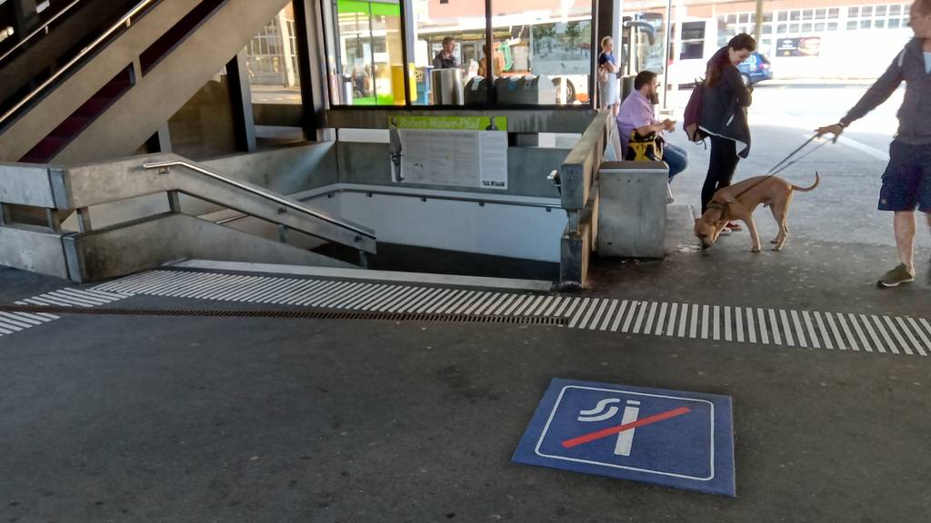Hier darf nicht mehr geraucht werden am Bahnhof Herisau. (Bild: FM1Today/Gerry Reinhardt)