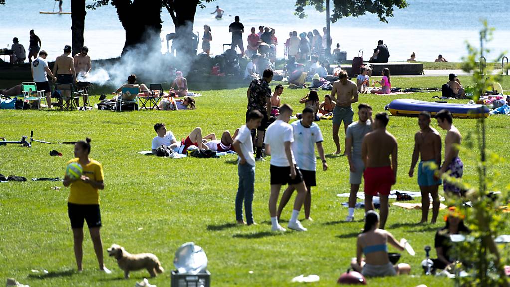 Lassen sich vom Bundesrat nicht vorschreiben, wie sie einen sommerlichen Sonntag zu verbringen haben: junge Leute in Lausanne am See. Schliesslich nimmt die vom Bundesamt für Gesundheit (BAG) veröffentlichte Zahl der Coronavirus-Neuansteckungen immer weiter ab.