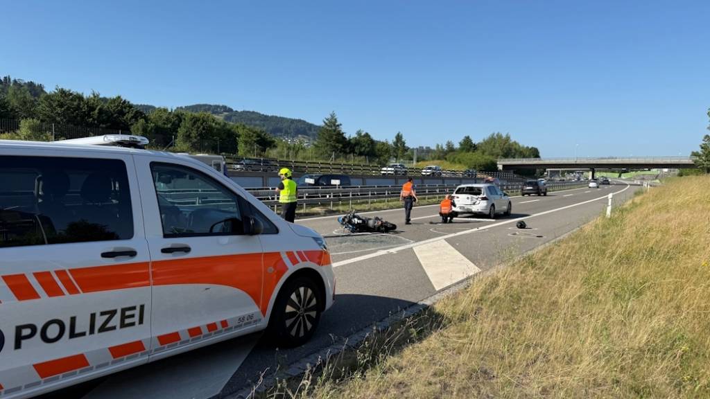 Motorradfahrer auf A1 bei St. Gallen lebensbedrohlich verletzt