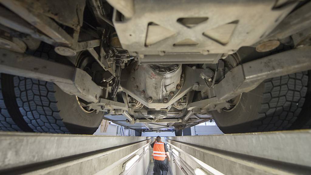 Im Schwerverkehrszentrum Erstfeld im Kanton Uri werden Lastwagen und Cars kontrolliert, die auf der A2 Richtung Tessin unterwegs sind. (Archivaufnahme)