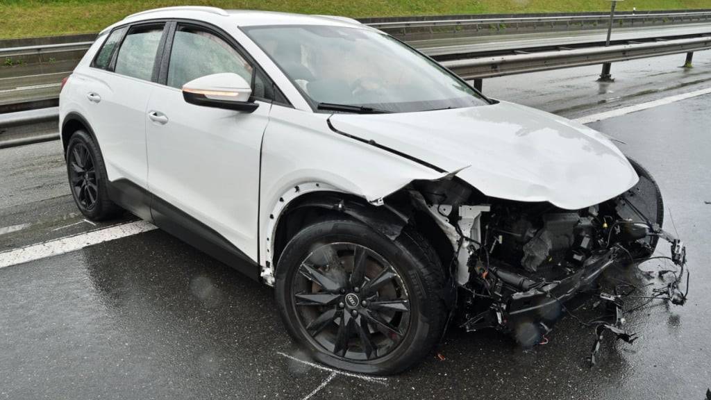 Bei einem Selbstunfall auf der A2 bei Sursee entstand hoher Sachschaden.
