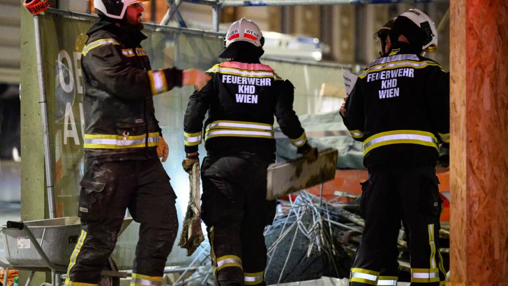 Feuerwehrleute sind in Wien im Einsatz, nachdem es auf einer Baustelle einen schweren Zwischenfall gegeben hatte. Foto: Max Slovencik/APA/dpa