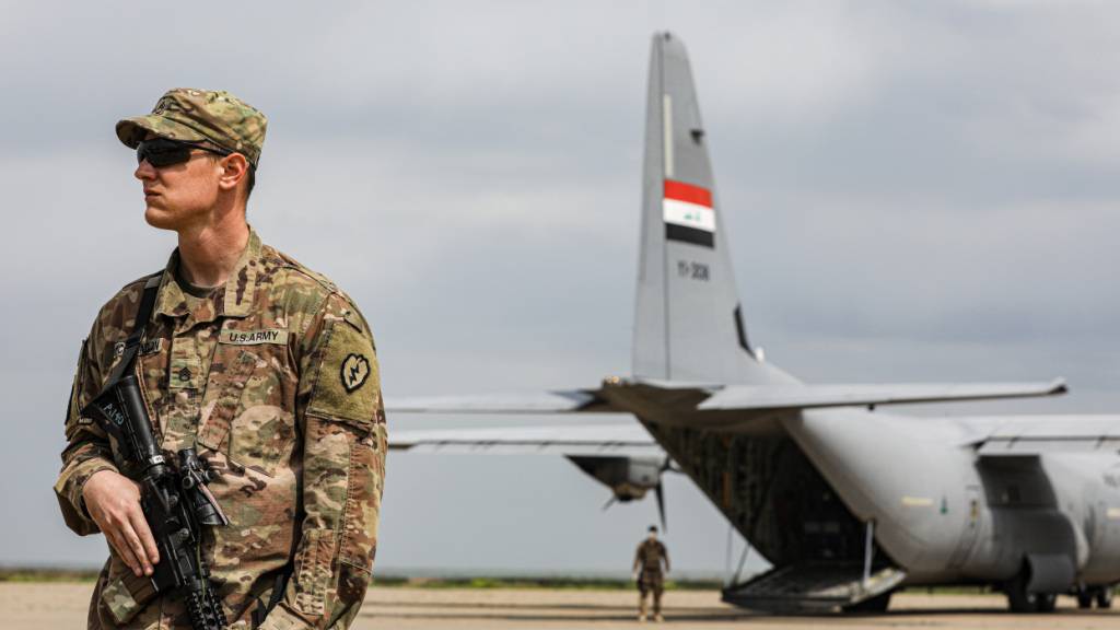 ARCHIV - Ein Soldat der US-Armee steht während der Abzugszeremonie der amerikanischen Streitkräfte aus dem Luftwaffenstützpunkt Qayyarah. Die Kontrolle über den Stützpunkt wurde offiziell an die Irakischen Sicherheitskräfte übergeben. Foto: Ameer Al Mohammedaw/dpa