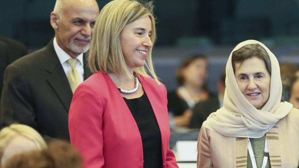 Die EU-Chefdiplomatin Federica Mogherini mit dem afghanischen Präsidentenehepaar Ghani: Die EU-Staaten verknüpften neue Hilfszahlungen an das Land mit dem Abschluss eines Vertrags, der die Abschiebung von afghanischen Migranten aus der EU erleichtert.