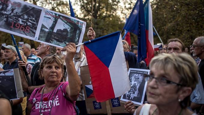 Rund 300 Tschechen protestieren in Prag