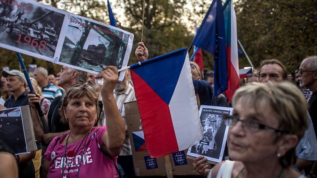 Mehrere hundert Demonstranten haben am Montag vor der russischen Botschaft in Prag protestiert und an die Niederschlagung des «Prager Frühlings» im Jahr 1968 erinnert.