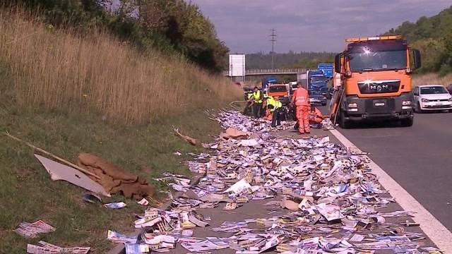 3 Tonnen Werbeprospekte auf der Autobahn