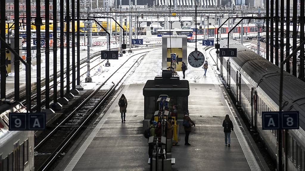 Blick in den Bahnhof Luzern: Dieser soll nach dem Willen der Innerschweizer Kantone zu einem Durchgangsbahnhof ausgebaut werden. (Archivbild)