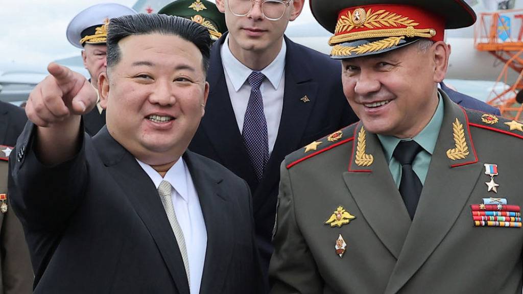 HANDOUT - Nordkoreas Machthaber Kim Jong Un bei einem gemeinsamen Termin in Wladiwostok neben dem russischen Verteidigungsminister Sergej Schoigu. Foto: Uncredited/kcna/dpa - ACHTUNG: Nur zur redaktionellen Verwendung und nur mit vollständiger Nennung des vorstehenden Credits