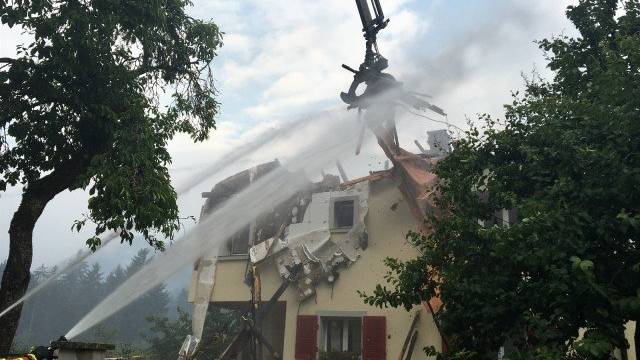 Ein Wohnhaus ist ausgebrannt, die Schreinerei und ein weiteres Wohnhaus wurden stark beschädigt.