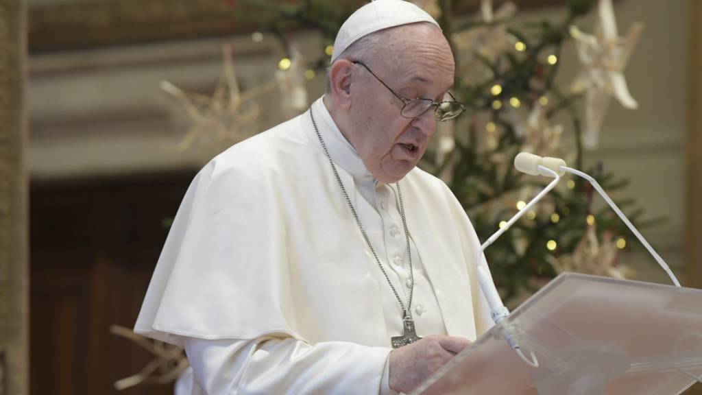 Papst Franziskus spendet in seiner Weihnachtsbotschaft den päpstlichen Segen «Urbi et orbi». Foto: Uncredited/Vatican Media/AP/dpa