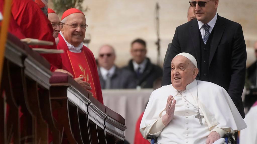 Papst Franziskus kommt am Ende der Messe am Palmsonntag auf dem Petersplatz im Vatikan an. Foto: Gregorio Borgia/AP/dpa