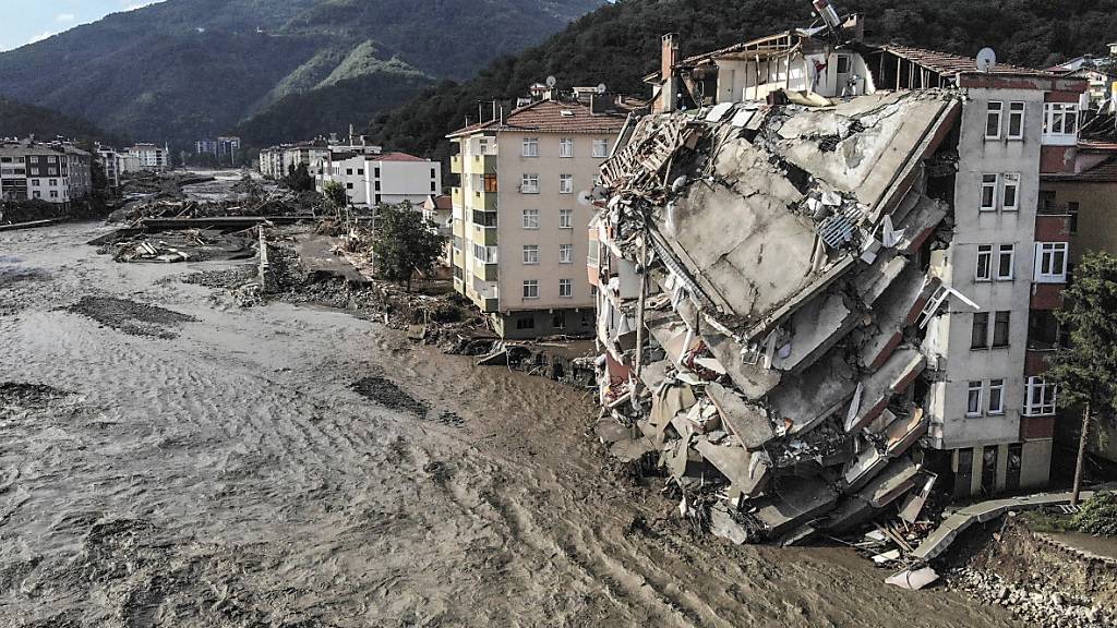 Ein Luftbild zeigt zerstörte Gebäude nach Überschwemmungen und Schlammlawinen. Foto: Ismail Coskun/IHA/AP/dpa