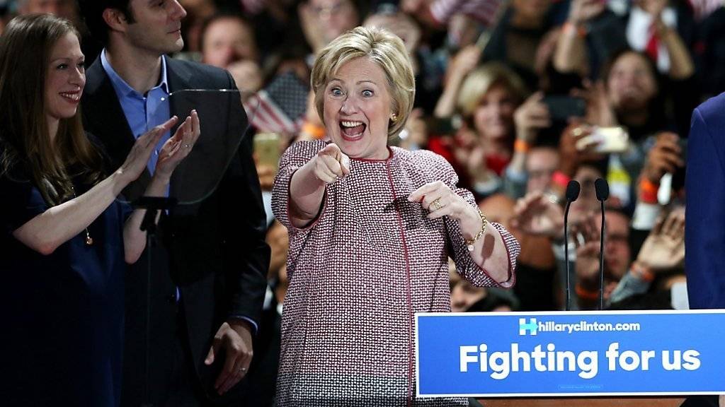 Hillary Clinton, umringt von Familie und Fans, feiert ihren Sieg im US-Bundesstaat New York.