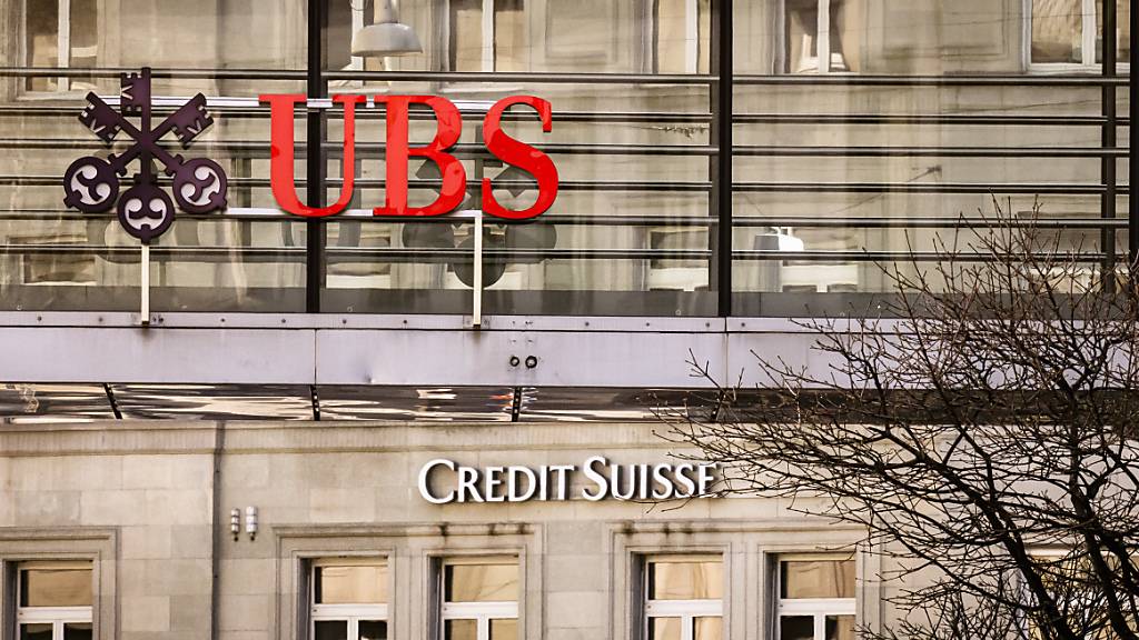 Eine Fusion der Credit Suisse (CS) mit der UBS würde laut Investment-Banking-Experte Andreas Ita «sofort Ruhe schaffen». Die UBS könnte gar davon profitieren, dass die Finanzmarktaufsicht eine solche früher als nicht goutierte Fusion heute wohl durchwinken würde. (Archivbild)