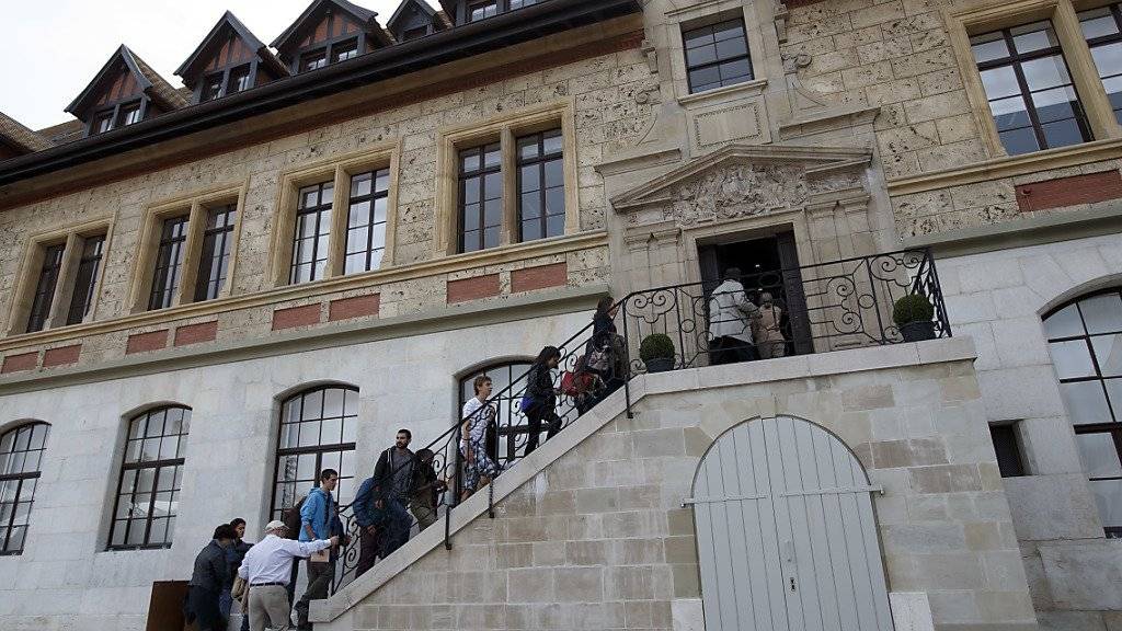 Besucher besichtigen das neu renovierte Collège Calvin.