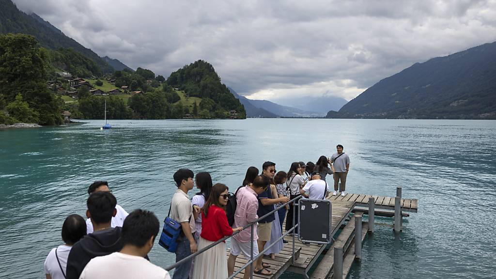 In Iseltwald BE zahlen Touristen fünf Franken Gebühr für Zugang zum Pier am Brienzersee. (Archivbild)