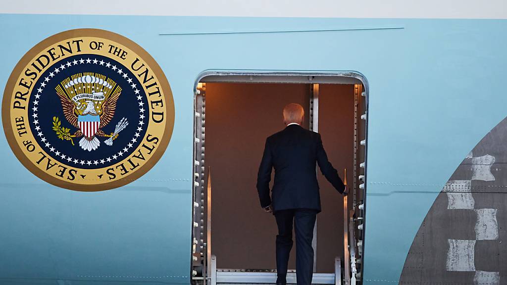 dpatopbilder - US-Präsident Joe Biden verabschiedet sich auf dem militärischen Teil des Flughafens BER und steigt in die Air Force One. Foto: Jörg Carstensen/dpa