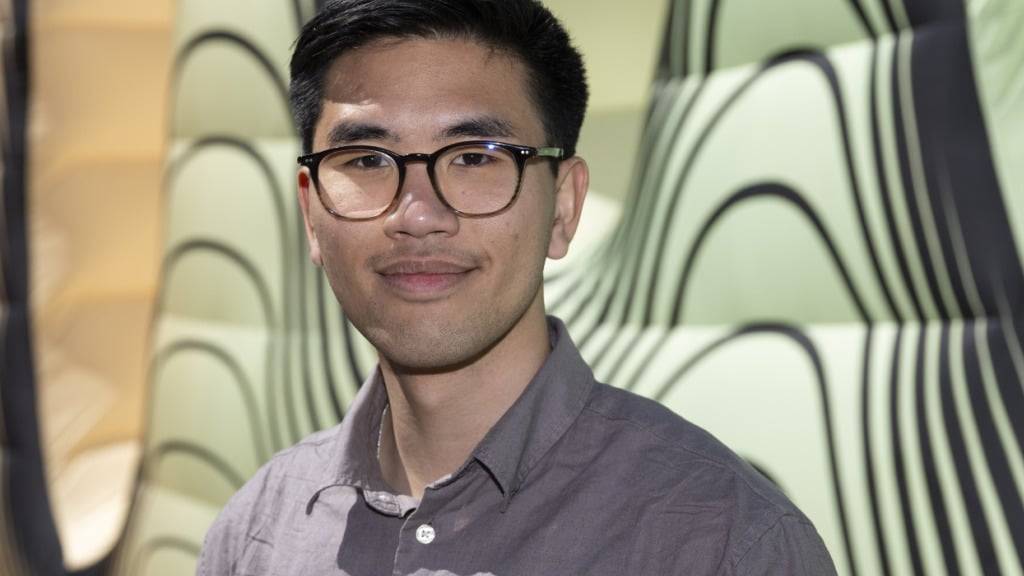 Für Alex Truong, Vorstandsmitglied des Eurovision Club Switzerland, ist es der erste ESC, den er vor Ort besucht. (KEYSTONE/Peter Schneider)