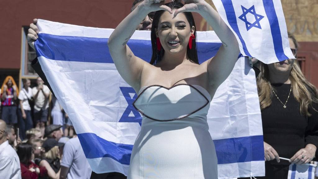 Bei der ESC-Parade in Basel kam es zu Protesten gegen die israelische Teilnehmerin Yuval Raphael (Bild). Ein Mann soll dabei eine Köpfungs-Gebärde vollzogen haben.