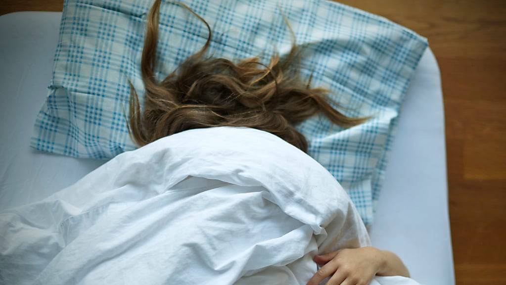 Oftmals wünscht man sich, tief und fest zu schlafen. Doch allein durch Wille lässt sich eine erholsame Nacht nicht erzwingen, wie eine neue Studie zeigt.