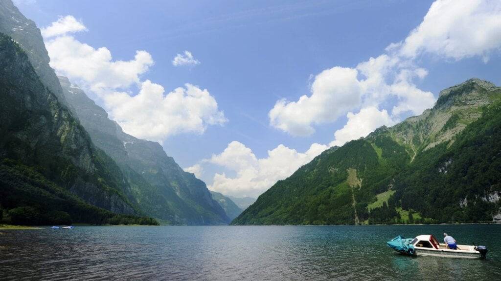 Das Klöntal oberhalb von Glarus ist ein beliebtes Ausflusgziel und deshalb oft stark besucht. Die Behörden suchen deshalb nach Möglichkeiten, die Besucherströme einzugrenzen. (Archivbild)