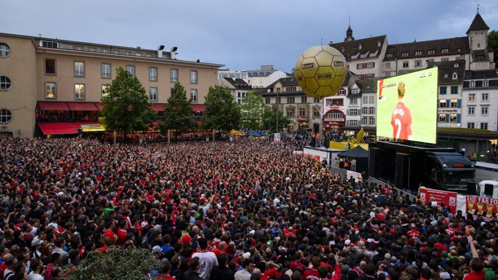 Hochburg der Liverpool Fans ausserhalb des St. Jakob-Stadions in Basel war der Barfüsserplatz, wo sich tausende zum Public Viewing versammelten.