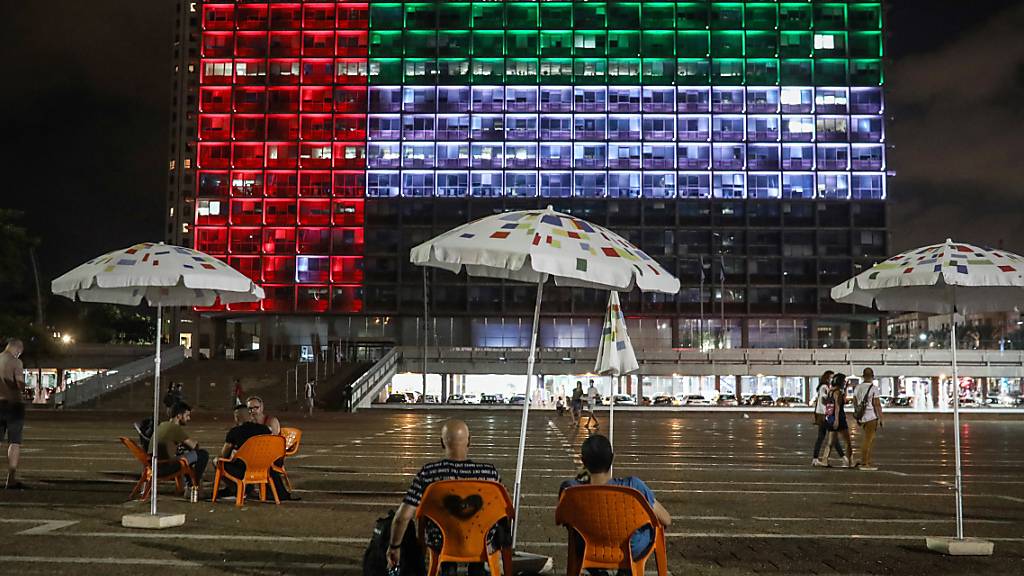 Die beleuchteten Fenster eines Gebäudes in Tel Aviv ergeben die Farben der Nationalflagge der Vereinigten Arabischen Emirate. Foto: Oren Ziv/dpa