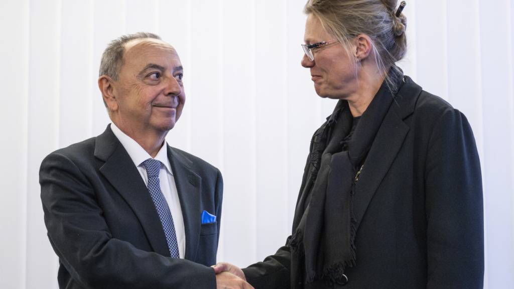 Die Walliser Justiz gibt den italienischen Ermittler zur Brandkatastrophe in Crans-Montana Einsicht in die Akten. Die Generalstaatsanwältin des Kantons Wallis, Beatrice Pilloud, hier im Bild beim Treffen im Februar mit ihrem  Amtskollegen Francesco Lo Voi, leitet die Untersuchungen. (Archivfoto)