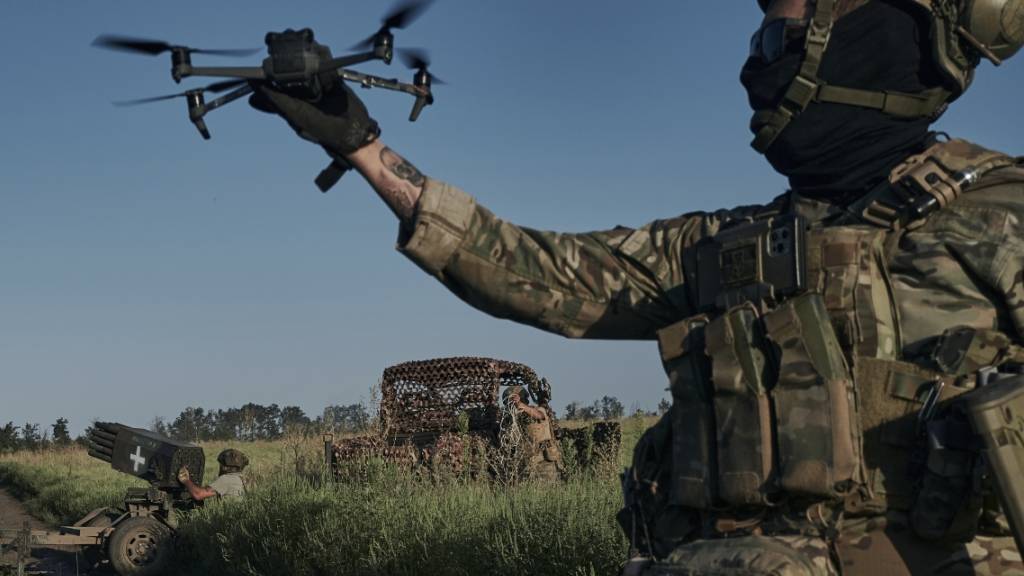 dpatopbilder - Ein ukrainischer Soldat startet eine Drohne an der Frontlinie in der Nähe von Bachmut. Foto: LIBKOS/AP/dpa