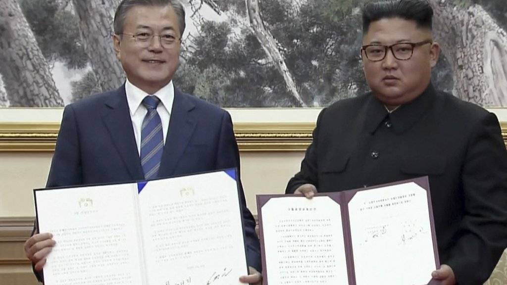 Der südkoreanische Präsident Moon Jae-in und der nordkoreanischen Machthaber Kim Jong Un haben auf dem Gipfel in Pjöngjang eine Vereinbarung unterzeichnet. (Foto: Korea Broadcasting System via AP)