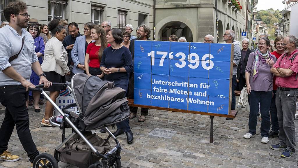Das Initiativkomitee überreichte Mitte Oktober die Unterschriften für die Mietinitiative der Staatskanzlei. Der Kanton Bern zählte 17'256 gültige Unterschriften. (Archivbild)