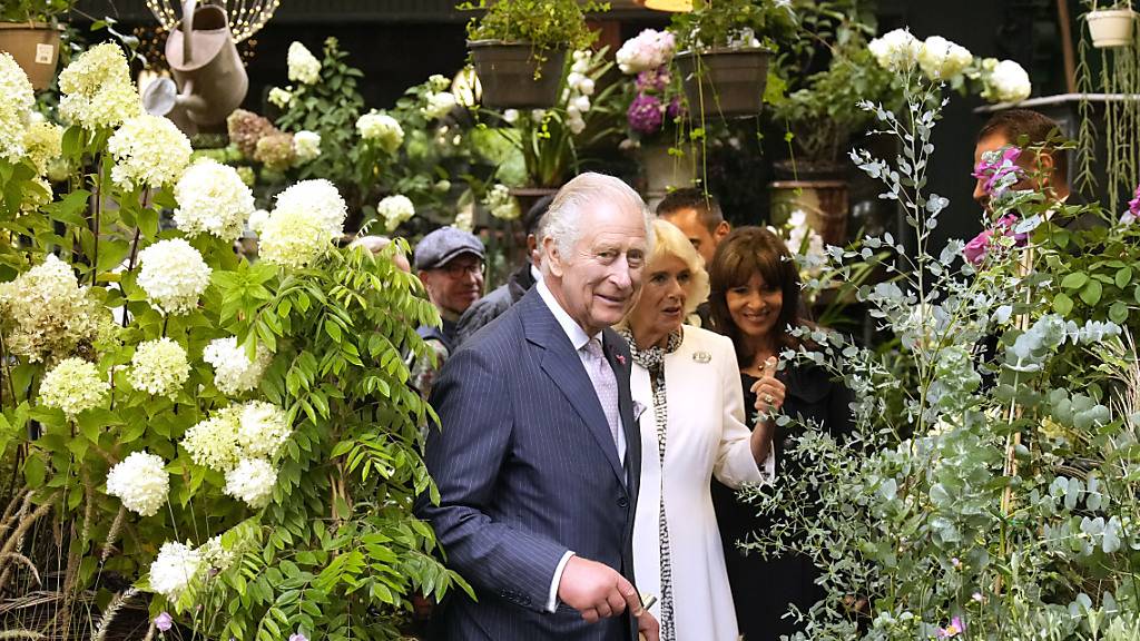 König Charles III. und Königin Camilla von Großbritannien besuchen einen Blumenmarkt in Paris. Charles hat Frankreich zu verstärkten gemeinsamen Bemühungen beim Klimaschutz aufgerufen. Foto: Christophe Ena/AP/dpa