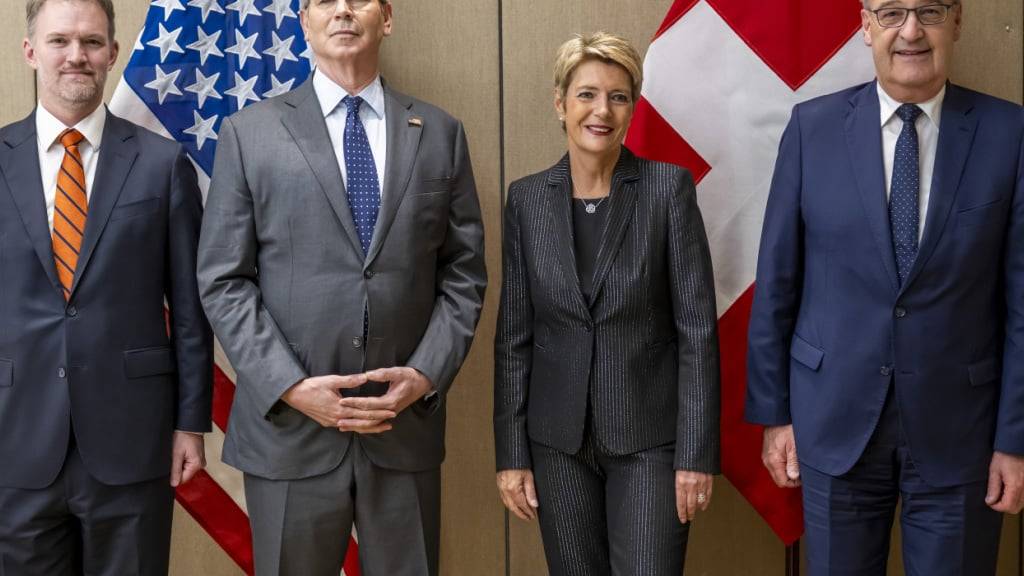Wirtschaftsminister Guy Parmelin (ganz rechts) soll am Donnerstag den US-Handelsbeauftragten Jamieson Greer (ganz links) zu Zollverhandlungen treffen. (Archivbild)