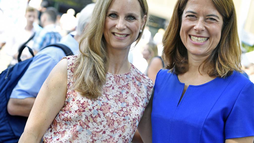 Die Zürcher FDP-Gemeinderätin Yasmine Bourgeois (links) strahlt mit der Schwyzer FDP-Ständerätin Petra Gössi. (Archivfoto)