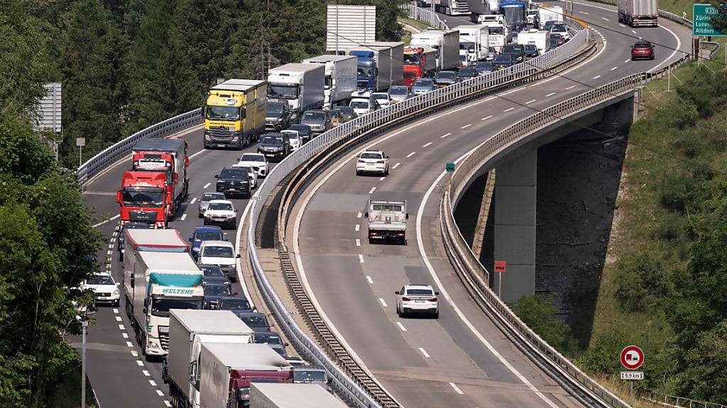 Auch am Montag nach den grossen Staus am Wochenende bildete sich erneut eine kilometerlange Autokolonne vor dem Gotthard-Nordportal. (Archivbild)
