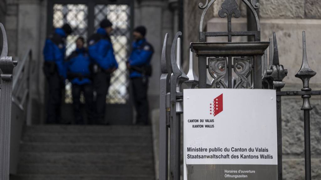 Einer der ehemaligen Sicherheitsbeauftragten der Gemeinde Crans-Montana wird am 9. Februar von der Walliser Staatsanwaltschaft vernommen (Archiv).