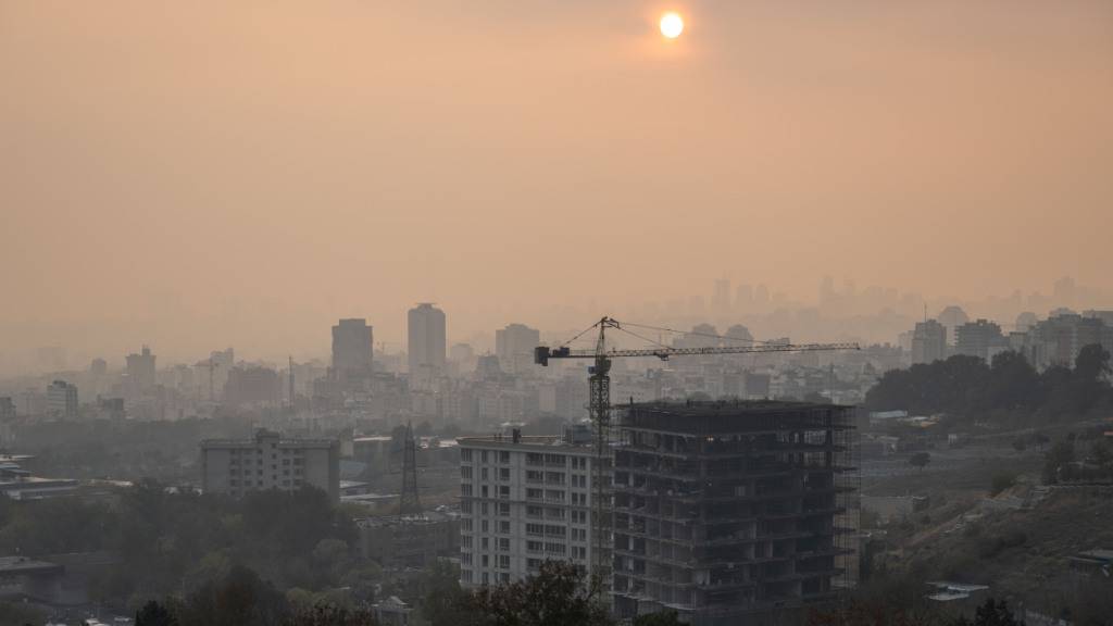 ARCHIV - Dichter Smog hängt über der iranischen Hauptstadt. Foto: Arne Immanuel Bänsch/dpa