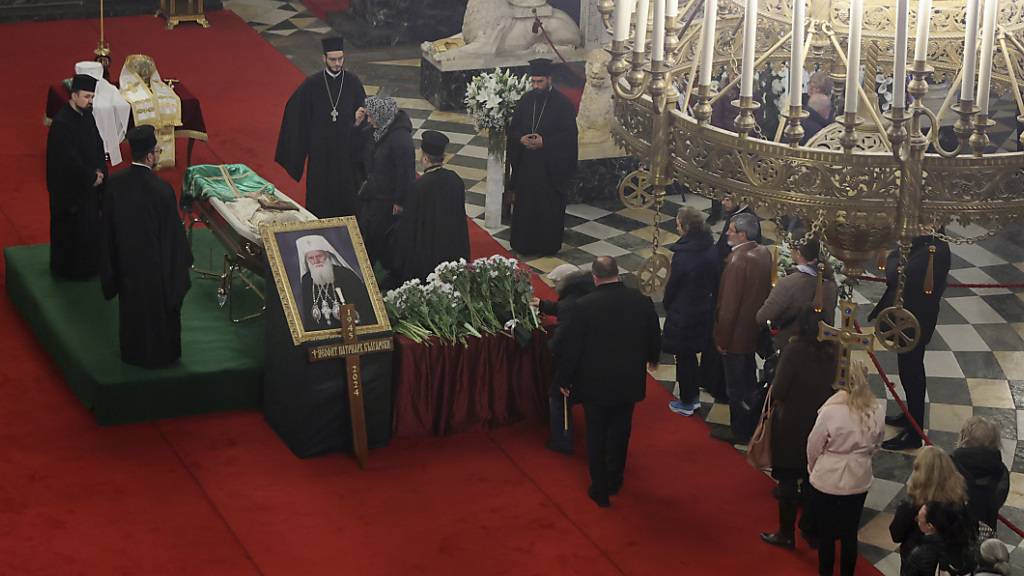 ARCHIV - Bulgarisch-orthodoxe Gläubige erweisen dem bulgarischen Patriarchen Neofit in der Alexander-Newski-Kathedrale die letzte Ehre. In Bulgarien wurde ein neues Kirchenoberhaupt, Patriarch Daniil, gewählt und inthronisiert. Foto: Valentina Petrova/AP/dpa
