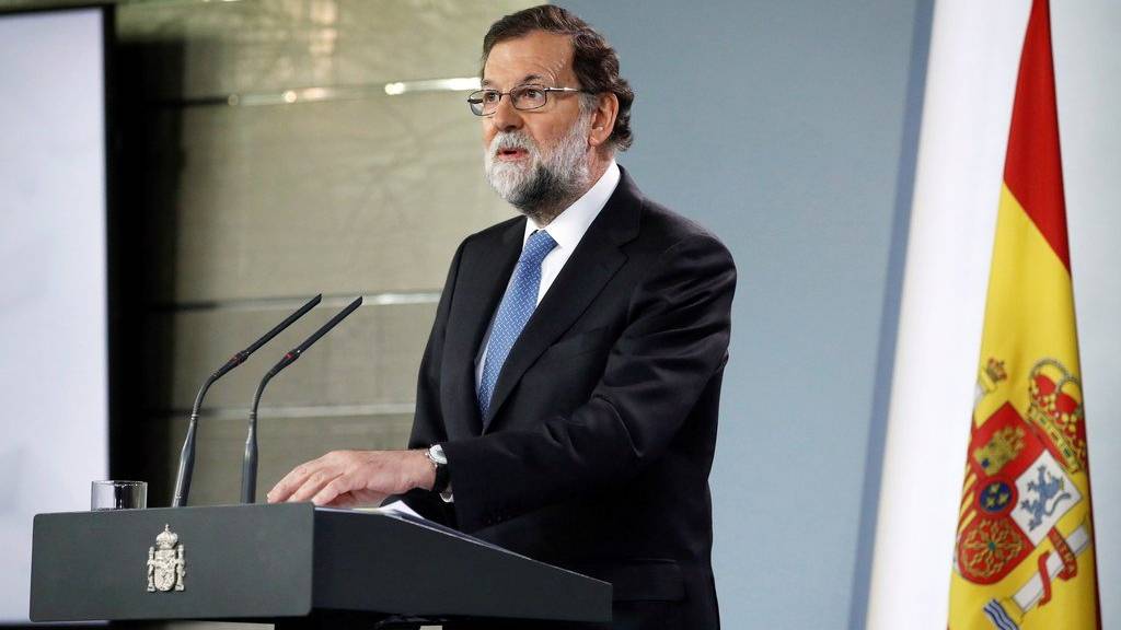 Mariano Rajoy gibt die Absetzung bekannt.