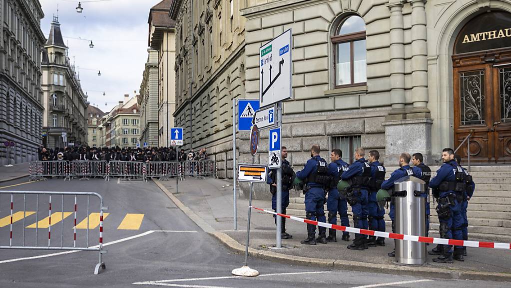Polizisten vor dem Berner Amthaus bei Beginn des Rockerprozesses Ende Mai. An diesem Donnerstag  wird das Gerichtsgebäude wieder abgeriegelt werden.