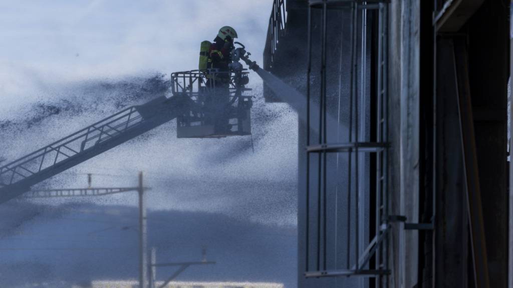 Am frühen Samstagabend war der Grossbrand in Ecublens in der Waadt vollständig unter Kontrolle.