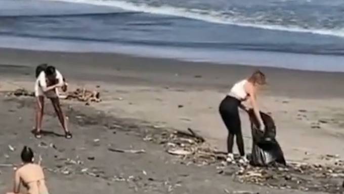 Fake-Aktivistin sammelt angeblich Abfall am Strand – schadet aber der Natur