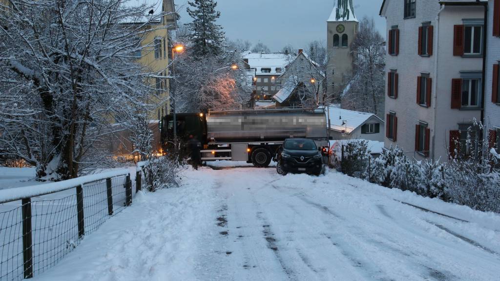 Der Lastwagen rutschte auf der schneebedeckten Fahrbahn in mehrere Fahrzeuge.